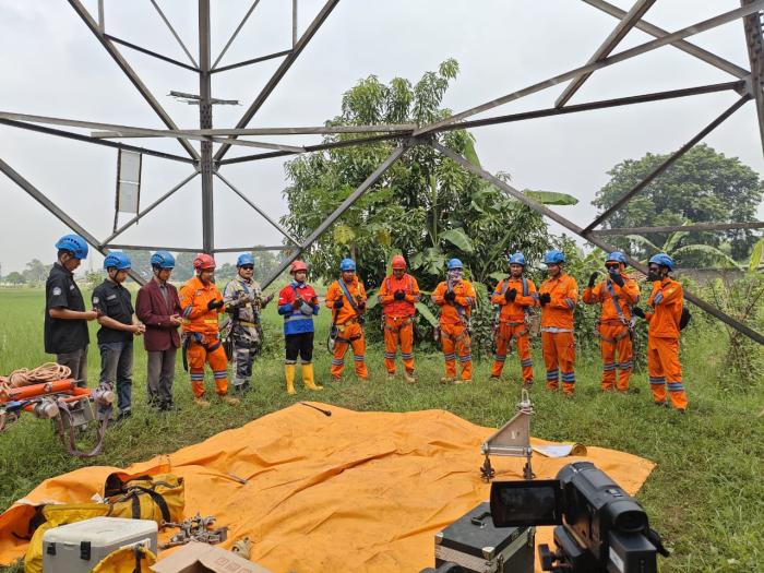 Tim PDKB PLN UPT Karawang Lakukan Perbaikan Transmisi Tanpa Pemadaman