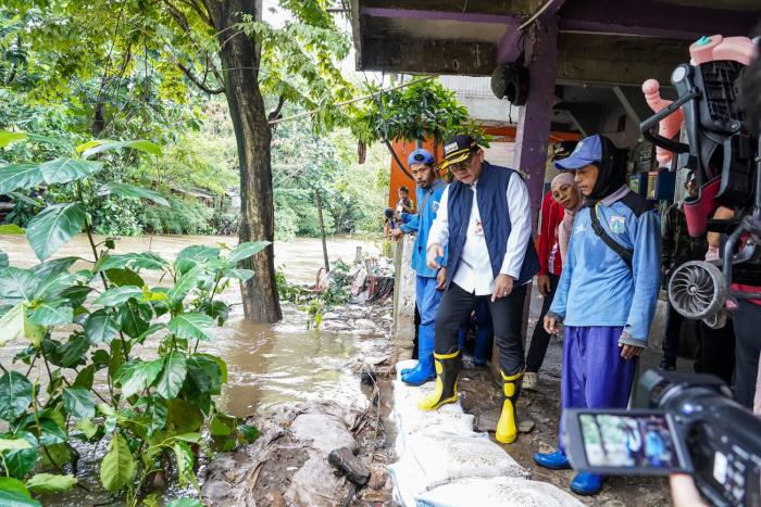 Kali Krukut Belum Diturap Tanggul Jebol Bikin Genangan