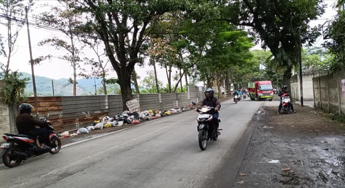 Jalan Siliwangi Baleendah Jadi ‘Koridor Sampah’, Bau Busuk Ganggu Pengguna Jalan”