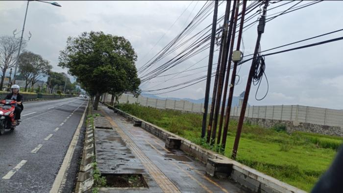 “Di Depan Kantor Pemda Saja Semrawut”: Kabel Menjuntai di Kabupaten Bandung Dinilai Membahayakan Warga