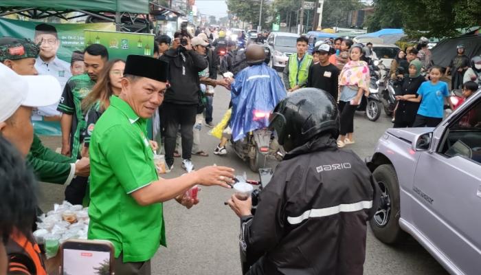 Romy Romaya Bagikan Takjil di Alun-Alun Ciparay, Warga hingga Anak Punk Ikut Sumringah