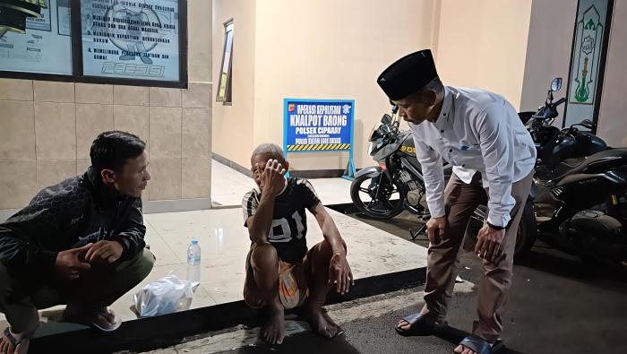 Gercep! Forkopimcam Ciparay Tangani Lansia Terlantar 