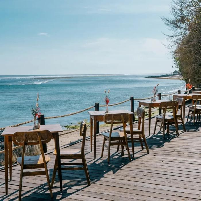 Menikmati Senja dan Kolam Infinity di Timbis Beach Club
