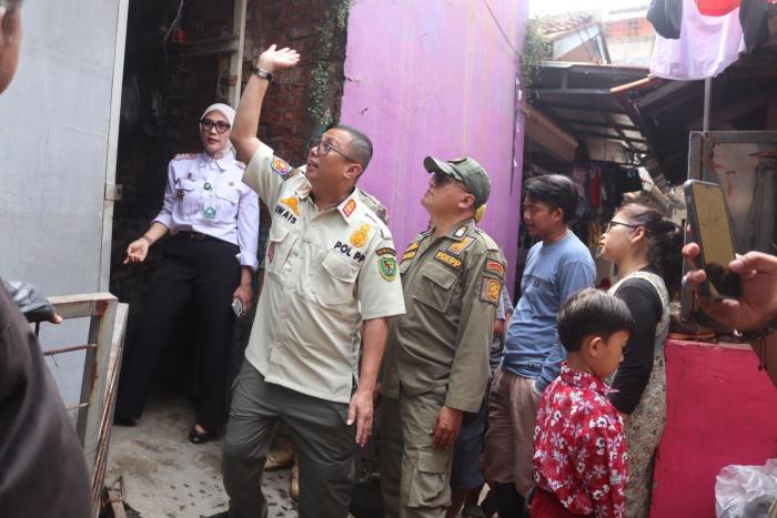 Satpol PP Kabupaten Bandung dan Sejumlah Pihak Tertibkan Bangli Di Wilayah Margahayu 