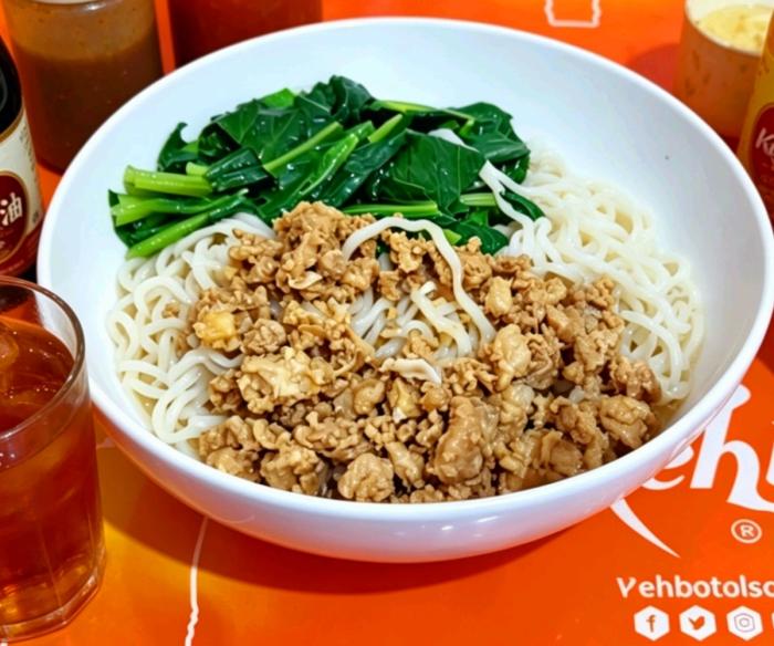 Destinasi Makan Siang Pengisi Tenaga di Sisi Jalur Rel