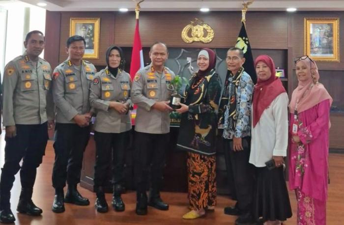 Satupena dan Polda Sumbar Bersama Jaga Alam Lewat Penanaman Pohon IMLF-4