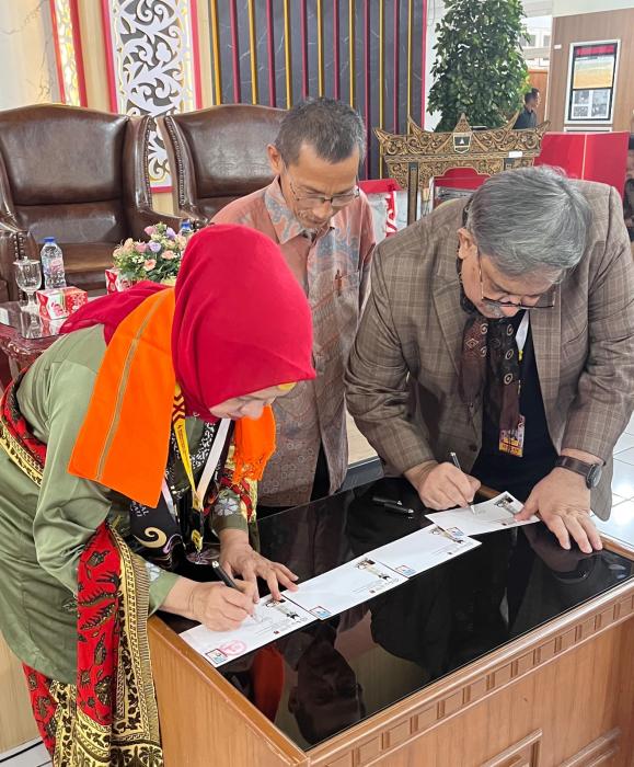 Sampul Peringatan IMLF-4 dan 100 Tahun Jam Gadang Ditandatangani Sastri Bakry, Aminur Rahman, Armaidi Tanjung