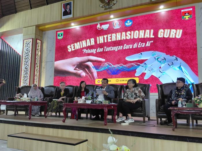 Seminar Internasional IMLF-4 "Teknologi Alat Bantu Bukan Pengganti Guru"