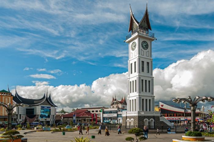 Menara Satu Abad Rekam Jejak Sejarah dan Transformasi Arsitektur Jam Gadang Bukittinggi