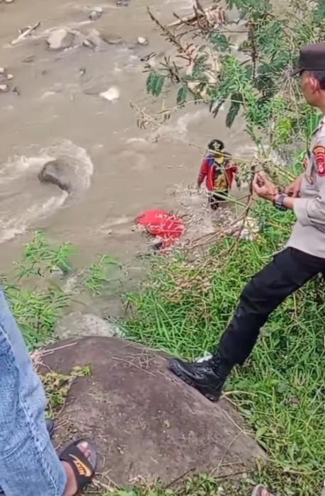 Geger! Mayat Perempuan Bertato Ditemukan Telanjang di Sungai Pacet, Polisi Masih Selidiki Identitas Korban
