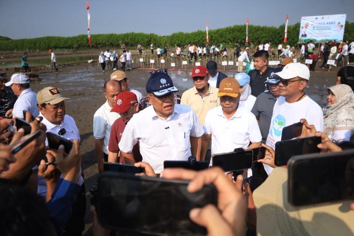 Menteri Lingkungan Hidup Pimpin Gerakan Brebes ASRI dan Penanaman Mangrove di Pantai Randusanga