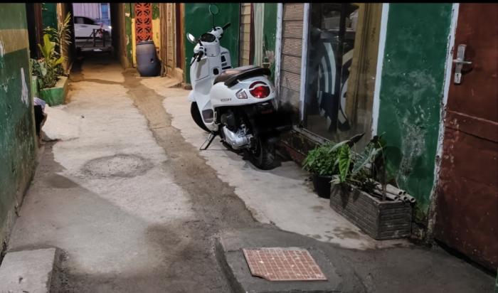 Warga Jongor di Bandung, Turun Tangan Perbaiki Langsung Jalan yang Rusak